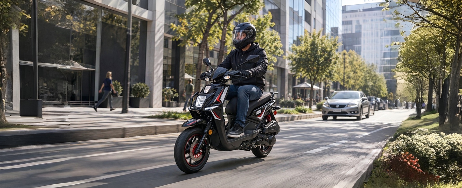Moto automática Lifan circulando por la ciudad