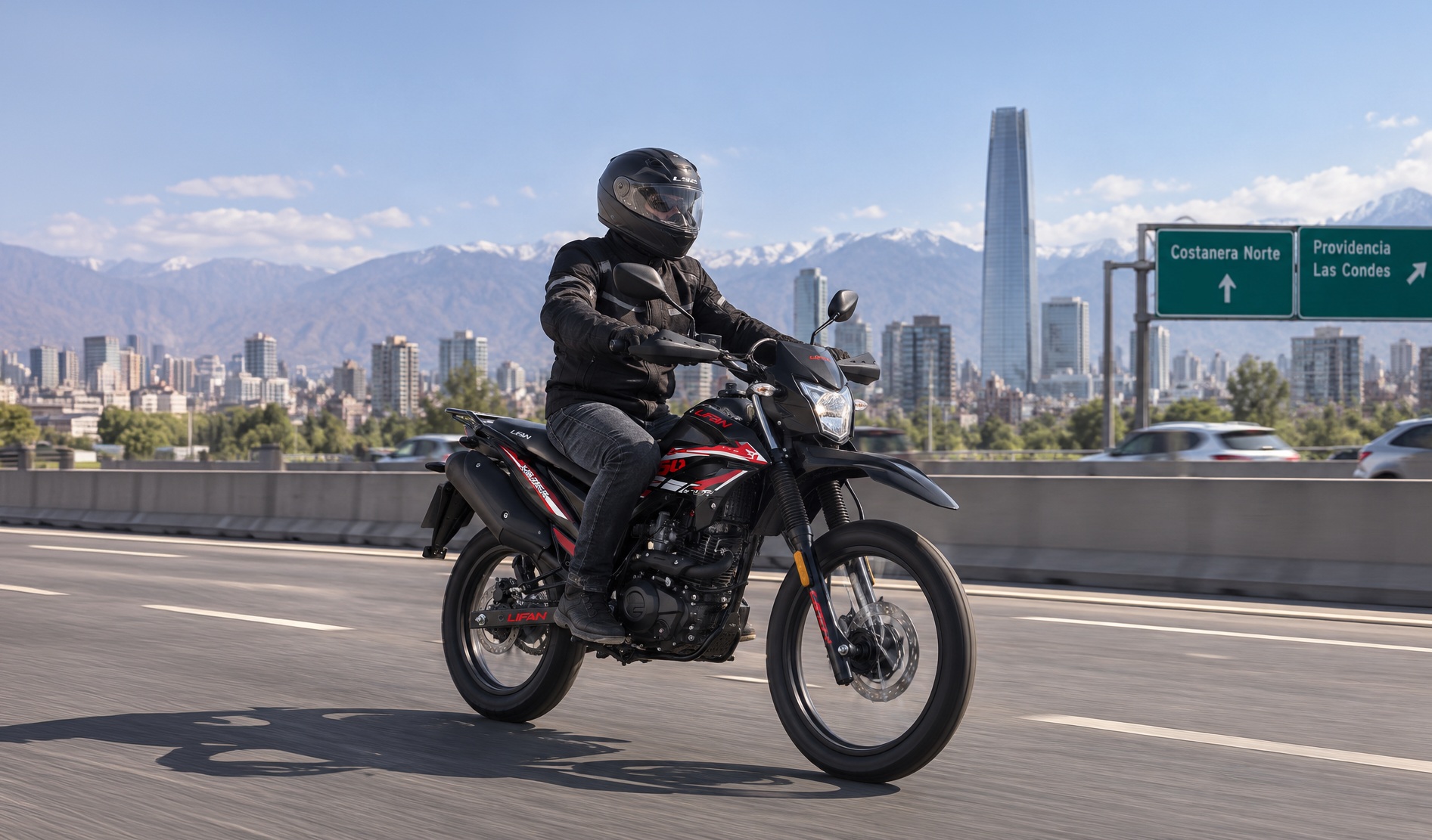 Motociclista con licencia Clase C conduciendo una moto Lifan en Chile